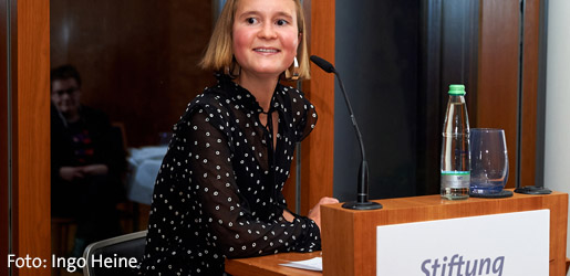 Caroline Wahl bei ihrer Lesung anlässlich der Preisverleihung des Buchpreises Familienroman 2023 in Berlin